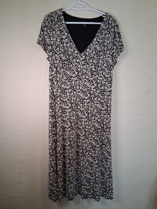 Perceptions Dresses & Skirts - Perceptions Black & White Ditsy Floral Empire Waist Midi Stretchy Dress SZ XL
